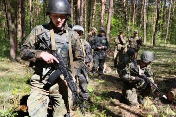 На Львовщине американские инструкторы оттачивают боевые навыки украинских нацгвардейцев На Львовщине американские инструкторы оттачивают боевые навыки украинских нацгвардейцев