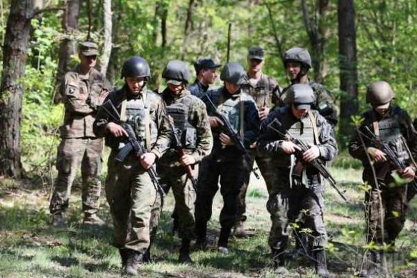 На Львовщине американские инструкторы оттачивают боевые навыки украинских нацгвардейцев На Львовщине американские инструкторы оттачивают боевые навыки украинских нацгвардейцев