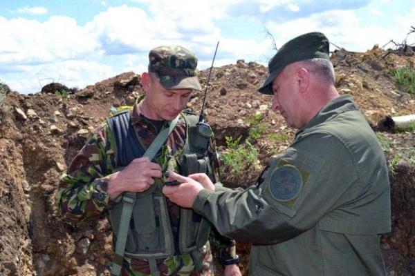 Нацгвардейцы получили боевые награды прямо на передовой Нацгвардейцы получили боевые награды прямо на передовой