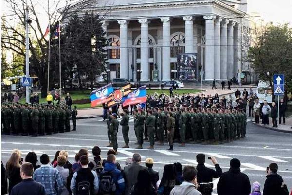 В рядах сепаратистов по Донецку гордо шагает "русский освободитель" Моторола В рядах сепаратистов по Донецку гордо шагает "русский освободитель" Моторола