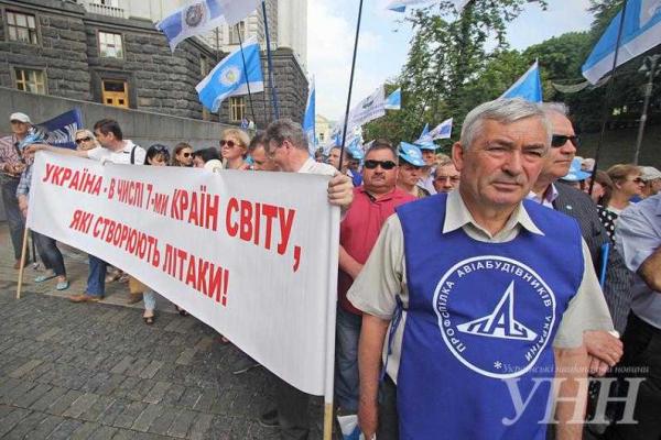 Лидеры профсоюзов вывели людей на пикет под здание Кабмина Лидеры профсоюзов вывели людей на пикет под здание Кабмина