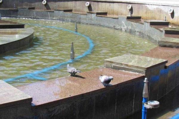 Назло войне: в центре Мариуполя включили отреставрированный фонтан 