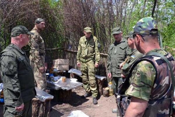 Нацгвардейцы получили боевые награды прямо на передовой Нацгвардейцы получили боевые награды прямо на передовой