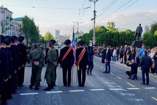 В рядах сепаратистов по Донецку гордо шагает "русский освободитель" Моторола В рядах сепаратистов по Донецку гордо шагает "русский освободитель" Моторола