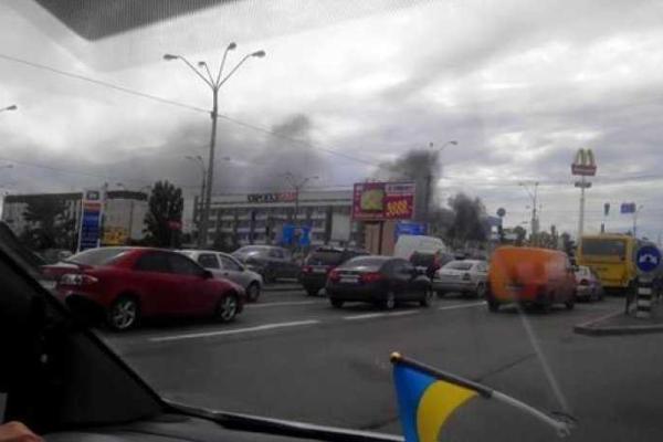 Киевляне наблюдают высокий столб дыма от крупного пожара Киевляне наблюдают высокий столб дыма от крупного пожара