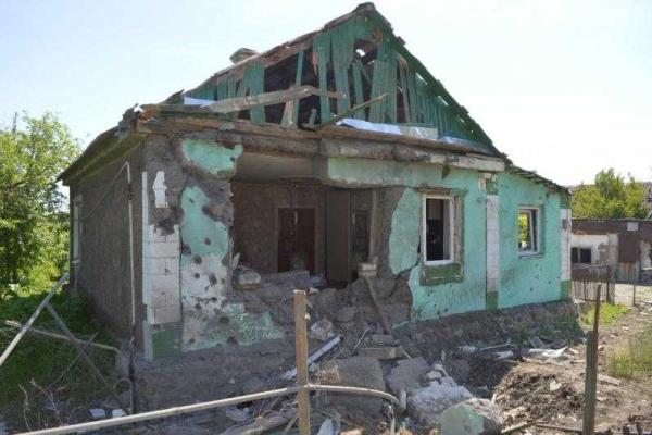 Глава Луганщины привез гуманитарку в обстрелянное боевиками мирное село Глава Луганщины привез гуманитарку в обстрелянное боевиками мирное село