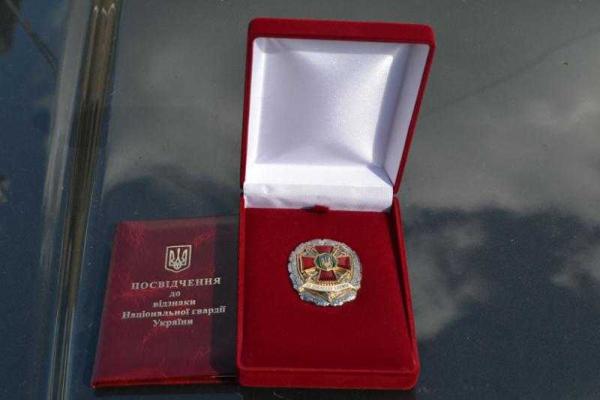 Нацгвардейцы получили боевые награды прямо на передовой Нацгвардейцы получили боевые награды прямо на передовой