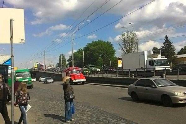 Армейский броневик "закупорил" движение в центре Киева Армейский броневик "закупорил" движение в центре Киева