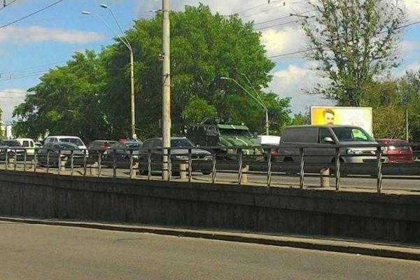 Армейский броневик "закупорил" движение в центре Киева Армейский броневик "закупорил" движение в центре Киева