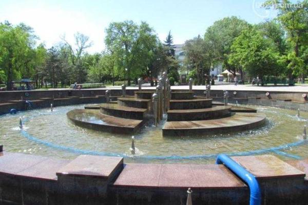 Назло войне: в центре Мариуполя включили отреставрированный фонтан 