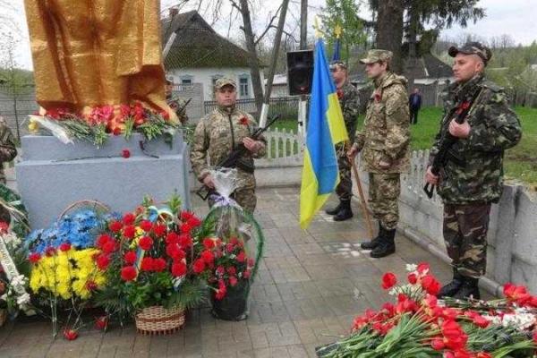На Сумщине установили и увековечили имена фронтовиков, которые были захоронены в братской могиле На Сумщине установили и увековечили имена фронтовиков, которые были захоронены в братской могиле