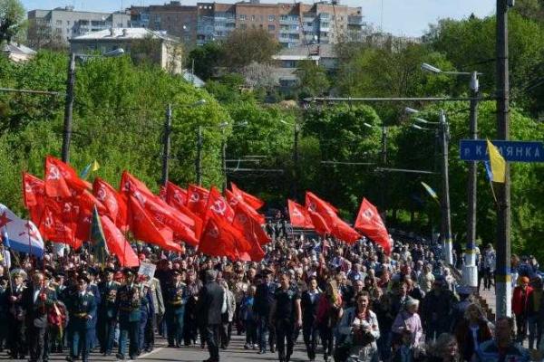 Откликнувшись на призыв коммунистов, жители Житомира собрались на марш Победы Откликнувшись на призыв коммунистов, жители Житомира собрались на марш Победы