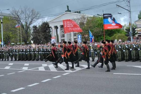 Весенний ливень не помешал жителям Донецка увидеть Военный парад