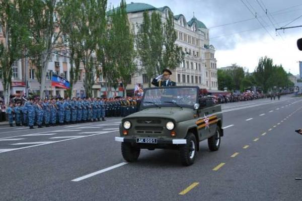 Весенний ливень не помешал жителям Донецка увидеть Военный парад