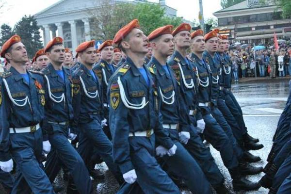 Весенний ливень не помешал жителям Донецка увидеть Военный парад