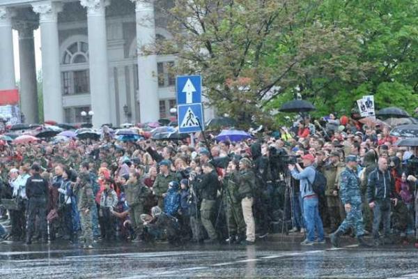 Весенний ливень не помешал жителям Донецка увидеть Военный парад