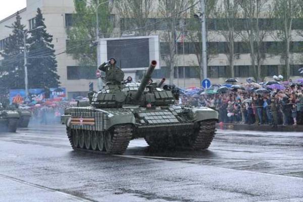 Весенний ливень не помешал жителям Донецка увидеть Военный парад