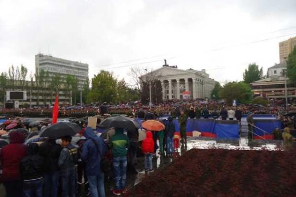 Весенний ливень не помешал жителям Донецка увидеть Военный парад