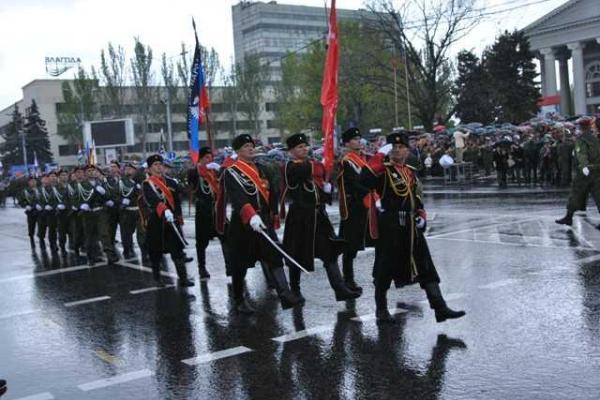 Весенний ливень не помешал жителям Донецка увидеть Военный парад