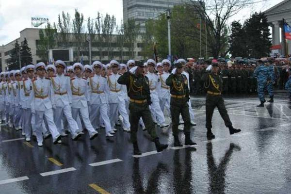 Весенний ливень не помешал жителям Донецка увидеть Военный парад
