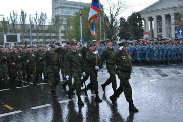 Весенний ливень не помешал жителям Донецка увидеть Военный парад