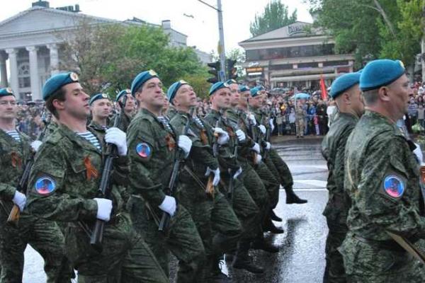 Весенний ливень не помешал жителям Донецка увидеть Военный парад