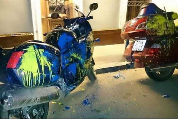 Из-за скандала вокруг клуба "Ночные волки", в Тбилиси пострадали мотоциклы мирных российских туристов Из-за скандала вокруг клуба "Ночные волки", в Тбилиси пострадали мотоциклы мирных российских туристов