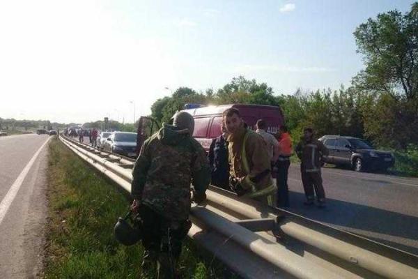 На Харьковщине продолжаются переговоры по освобождению заложников: фото с места событий На Харьковщине продолжаются переговоры по освобождению заложников: фото с места событий