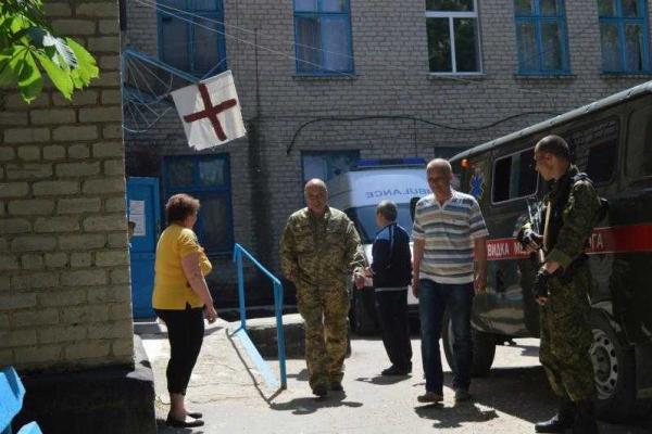 Глава Луганщины привез гуманитарку в обстрелянное боевиками мирное село Глава Луганщины привез гуманитарку в обстрелянное боевиками мирное село