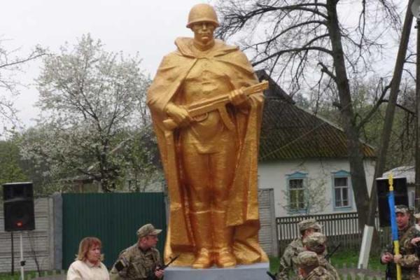 На Сумщине установили и увековечили имена фронтовиков, которые были захоронены в братской могиле На Сумщине установили и увековечили имена фронтовиков, которые были захоронены в братской могиле