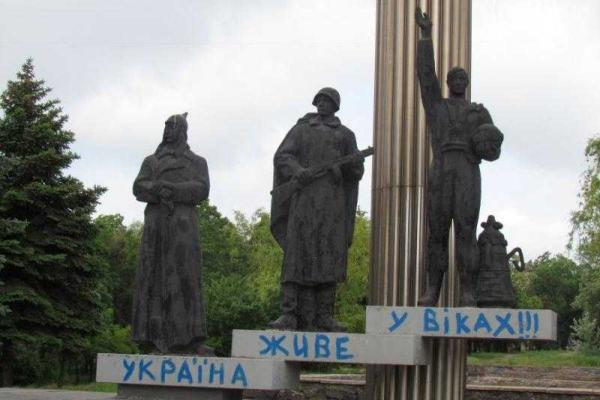 Мариупольские патриоты продолжают украшать городские памятники
