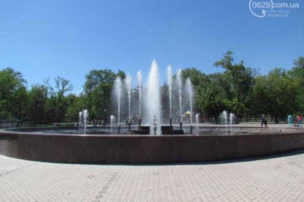 Назло войне: в центре Мариуполя включили отреставрированный фонтан 