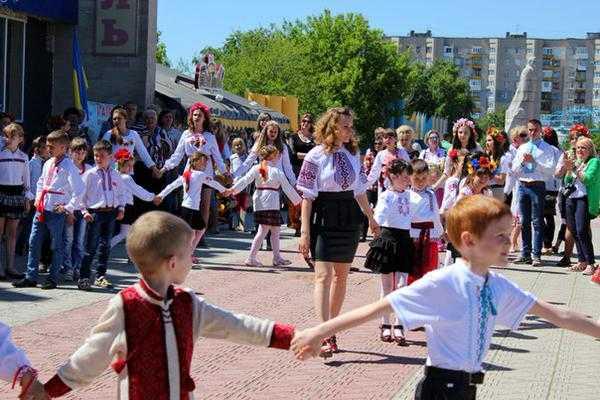 Жители Лисичанска вышли на Парад вышиванок 