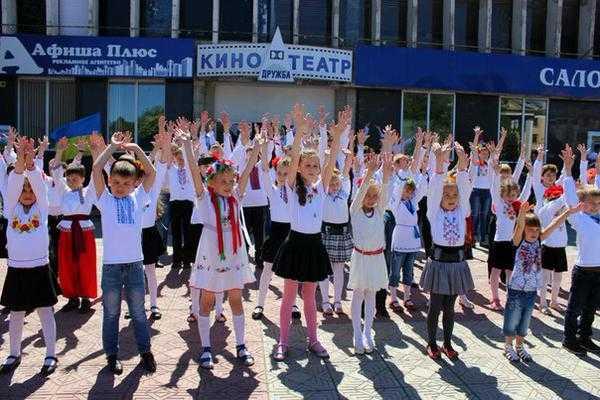 Жители Лисичанска вышли на Парад вышиванок 