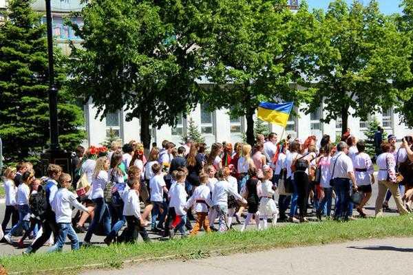 Жители Лисичанска вышли на Парад вышиванок 