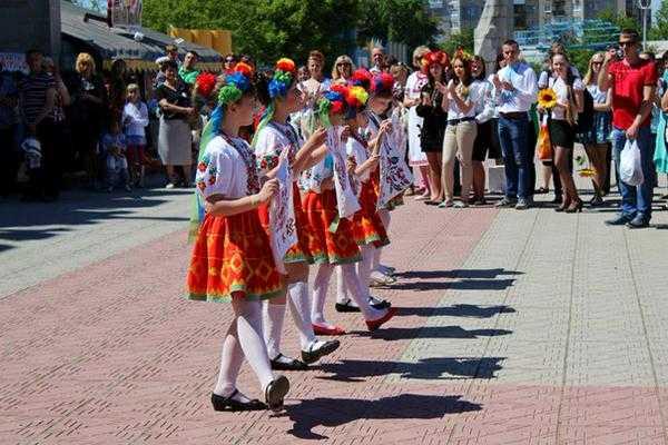 Жители Лисичанска вышли на Парад вышиванок 