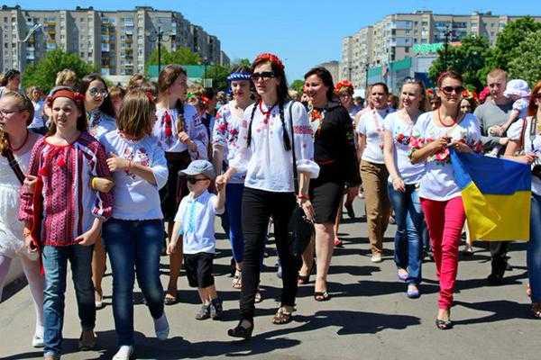Жители Лисичанска вышли на Парад вышиванок 