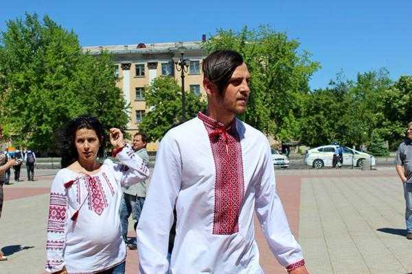 Жители Лисичанска вышли на Парад вышиванок 