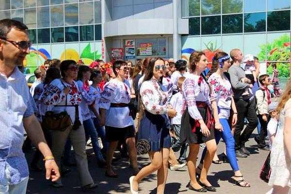 Жители Лисичанска вышли на Парад вышиванок 