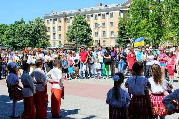 Жители Лисичанска вышли на Парад вышиванок 