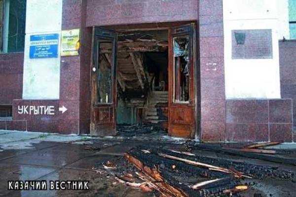 Устанавливаются причины возгорания в здании объединения "Стахановуголь" Устанавливаются причины возгорания в здании объединения "Стахановуголь"