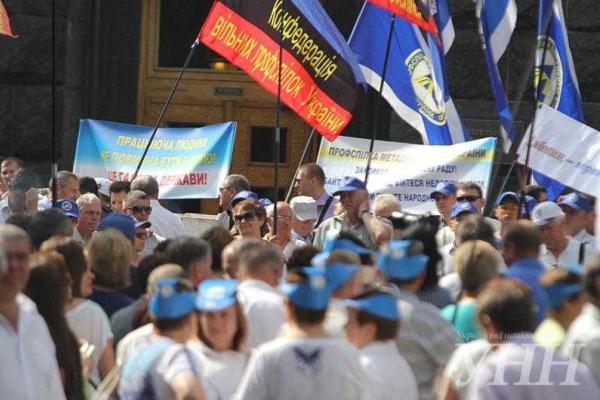 Лидеры профсоюзов вывели людей на пикет под здание Кабмина Лидеры профсоюзов вывели людей на пикет под здание Кабмина
