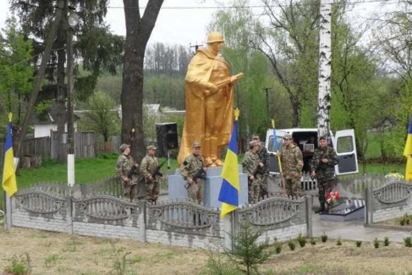 На Сумщине установили и увековечили имена фронтовиков, которые были захоронены в братской могиле На Сумщине установили и увековечили имена фронтовиков, которые были захоронены в братской могиле