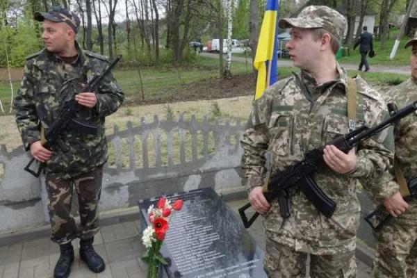 На Сумщине установили и увековечили имена фронтовиков, которые были захоронены в братской могиле На Сумщине установили и увековечили имена фронтовиков, которые были захоронены в братской могиле