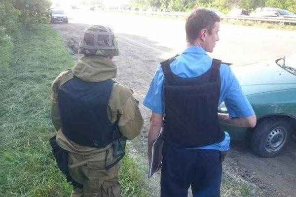 На Харьковщине продолжаются переговоры по освобождению заложников: фото с места событий На Харьковщине продолжаются переговоры по освобождению заложников: фото с места событий