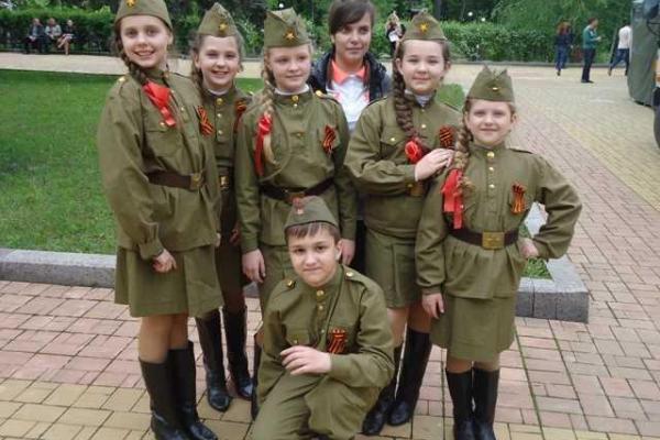 Жители Донецка продолжают празднование Дня Победы Жители Донецка продолжают празднование Дня Победы