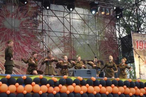 Жители Донецка продолжают празднование Дня Победы Жители Донецка продолжают празднование Дня Победы