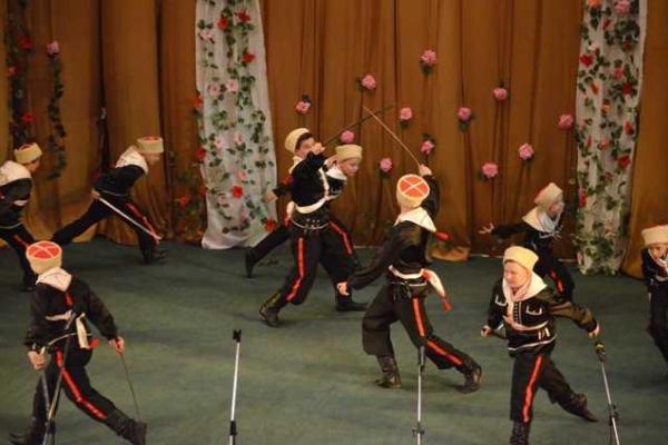 Народный театр песни "Казачий дворъ" подарил жителям Донецка свое мастерство Народный театр песни "Казачий дворъ" подарил жителям Донецка свое мастерство