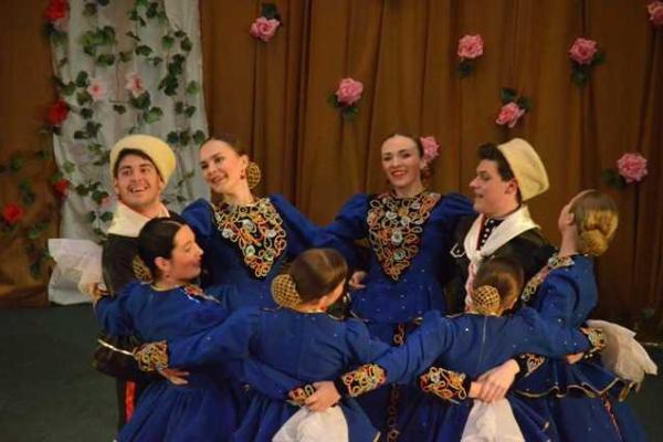 Народный театр песни "Казачий дворъ" подарил жителям Донецка свое мастерство Народный театр песни "Казачий дворъ" подарил жителям Донецка свое мастерство