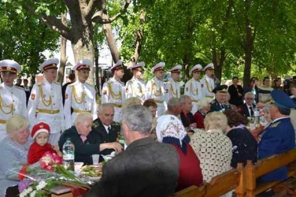 Для ветеранов Одессы организовали праздничный обед и звучали мелодии военных лет